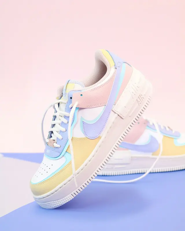Tênis casuais em tons pastel